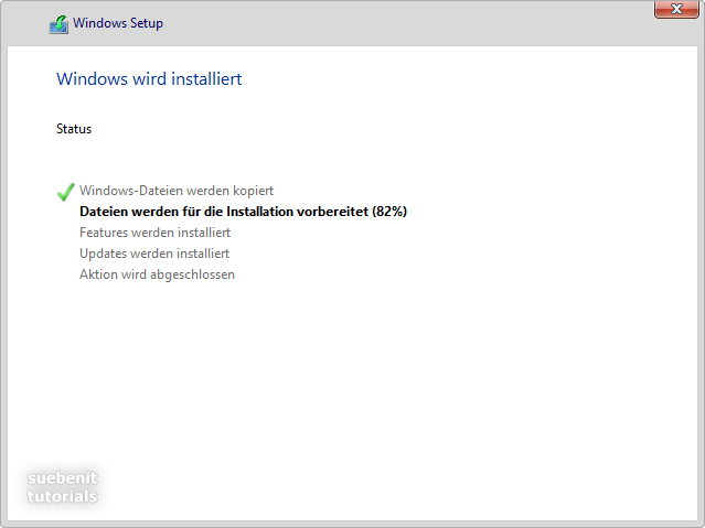 Windows 10 installiert sich.